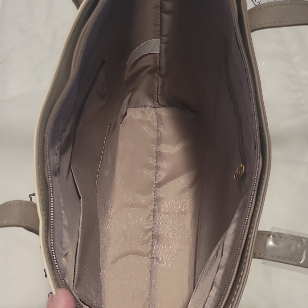 Loulu Two-Tone Tote Bag in Cream and Taupe - Picture 5 of 8
